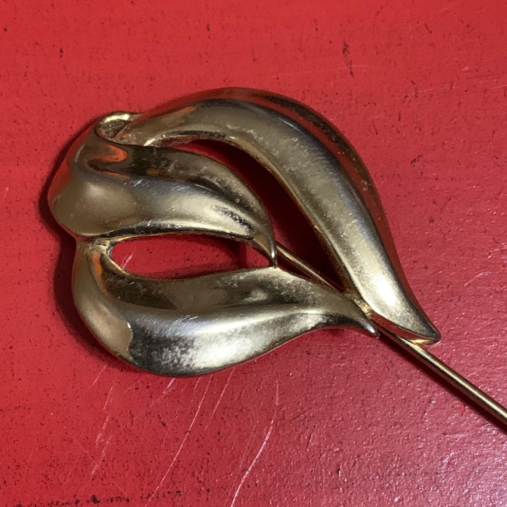 Vintage stick pin. Lapel pin gold tone.